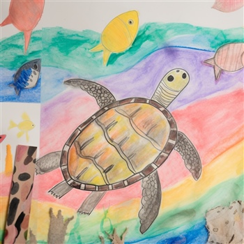 Dibujo infantil de tortuga nadando con peces